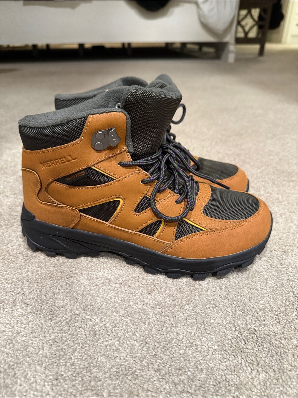🤎 ⛰️ Merrell Tan and Dark Green Hiking Boots Sz 6 Big Kids / Women 7